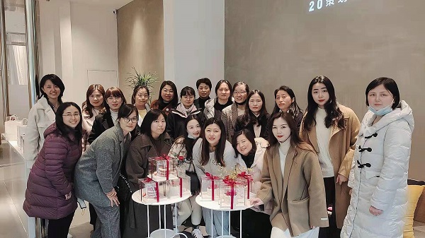 巧手做烘焙，，，，，，甜蜜好时光——地产集团工会举行妇女节主题烘焙活动