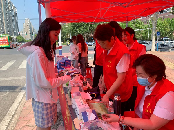 助力学子圆梦，，，，，，践行国企继承  安徽尊龙凯时地产集团组织爱心助考公益活动